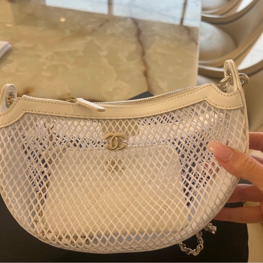 Chanel 2025 White Mesh with chain Shoulder Bag - Picture 2 of 9